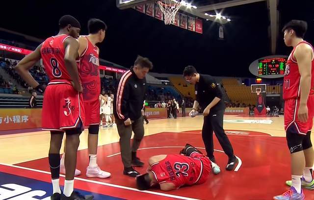 开云-噩梦！复出之战又受伤，郭艾伦膝盖受创，被担架抬出，或赛季报销